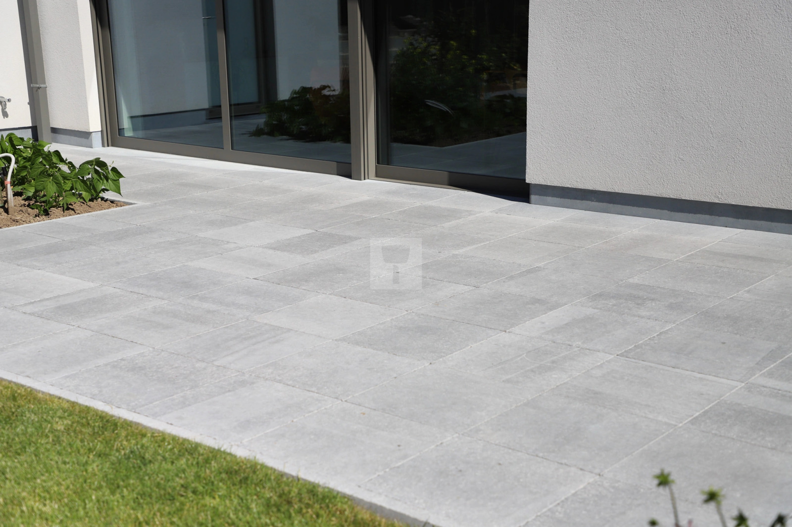 Cleaning outdoor Bluestone – A Practical Guide 