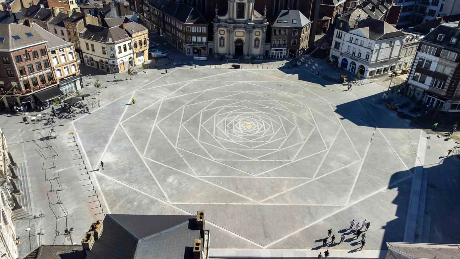 Die Stadterneuerung von Charleroi: Bodenbelag aus Pierre Bleue des Carrières du Hainaut für eine kohärente Gestaltung der öffentlichen Räume